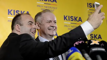 Andrej Kiska (vpravo) s členem volebního týmu
