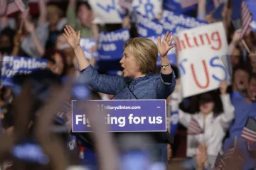 Spanilá jízda Clintonové vede k téměř jisté nominaci, Trumpa zbrzdila prohra v Ohiu