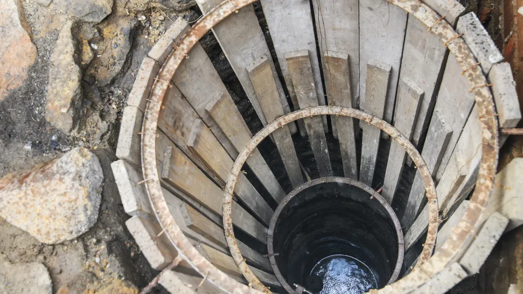 Studnu objevili archeologové pod okny katedry