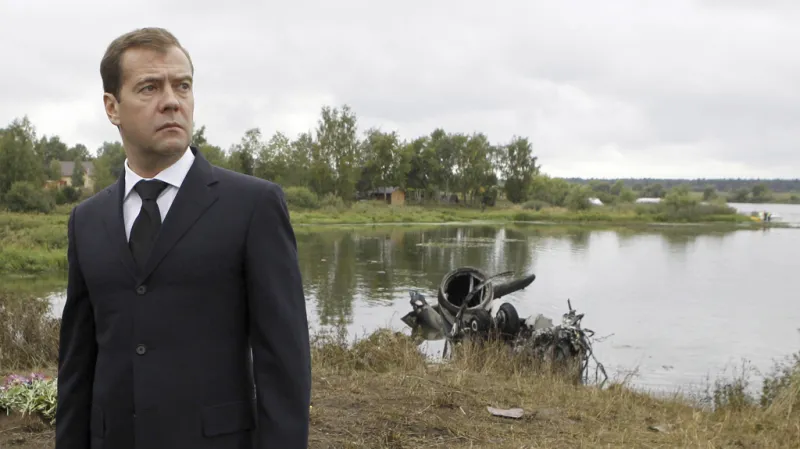 Dmitrij Medvěděv na místě nehody v Jaroslavli