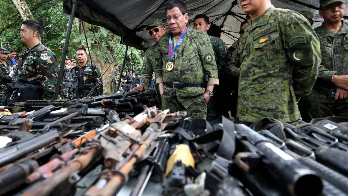 Filipínský prezident zkoumá stav armády