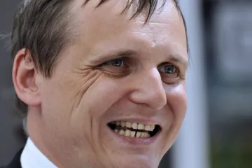 Sto šestnáct hlasů pro Bártovo vydání soudu