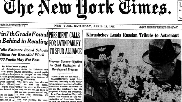 Americké noviny New York Times se na titulní straně Gagarinovi věnovaly několik dní v řadě. Na snímku je sovětský kosmonaut s Chruščovem