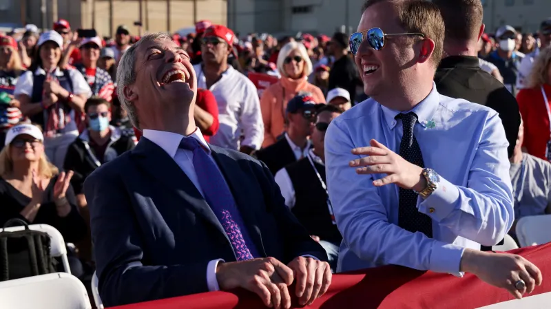 Ve finálních dnech kampaně Donalda Trumpa doprovází i známý probrexitový politik Nigel Farage. Fotografie je z posledního mítinku v Arizoně