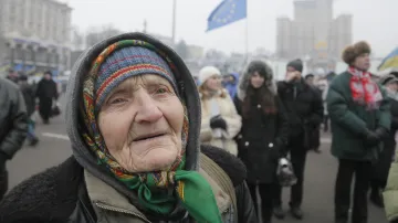 Proevropská aktivistka Maria Linnik (100) na kyjevském náměstí Nezávislosti