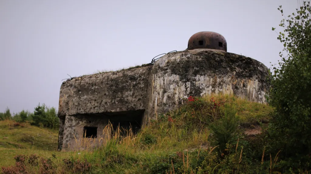 Na přelomu září a října v Brdech turisty uvítají scenérie rozsáhlých lesů a odkvetlých vřesovišť, na úbočích se válející mlhy nebo rovnou dešťové mraky