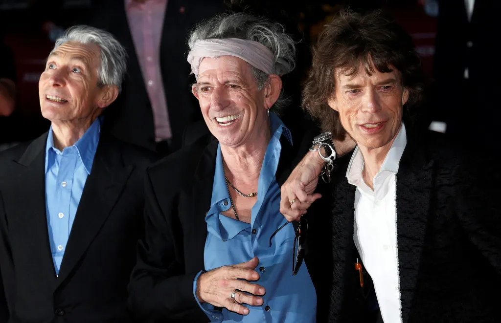 24. srpna – zemřel bubeník skupiny Rolling Stones Charlie Watts