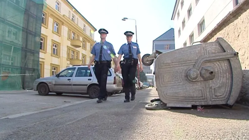 Hlídka městské policie v chrudimské čtvrti u nádraží