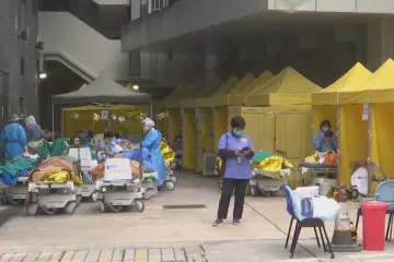 Peking plísní Hongkong za nezvládnutý covid. Za měsíc je tam nakažených šedesátkrát víc