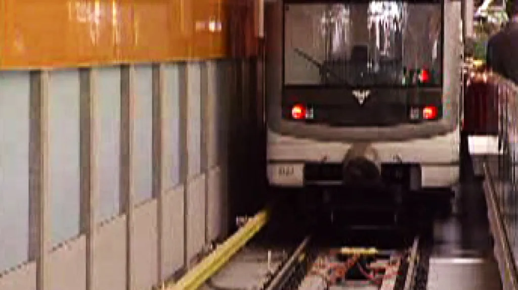 Metro vjíždí do stanice