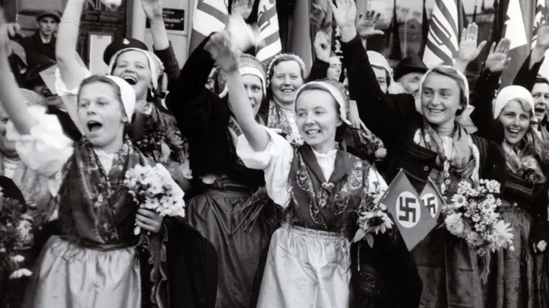 Sudetští Němci vítají v Broumově vojska Wehrmachtu po Mnichovské dohodě