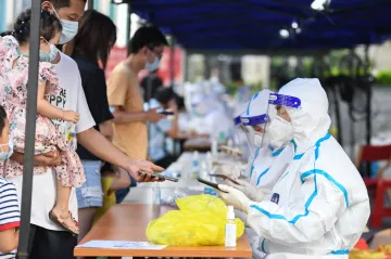 Čína bojuje s variantou delta. Kanton se před covidem uzavírá