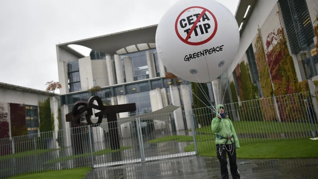Protestující proti CETA a TTIP před budovou kancléřství v Berlíně