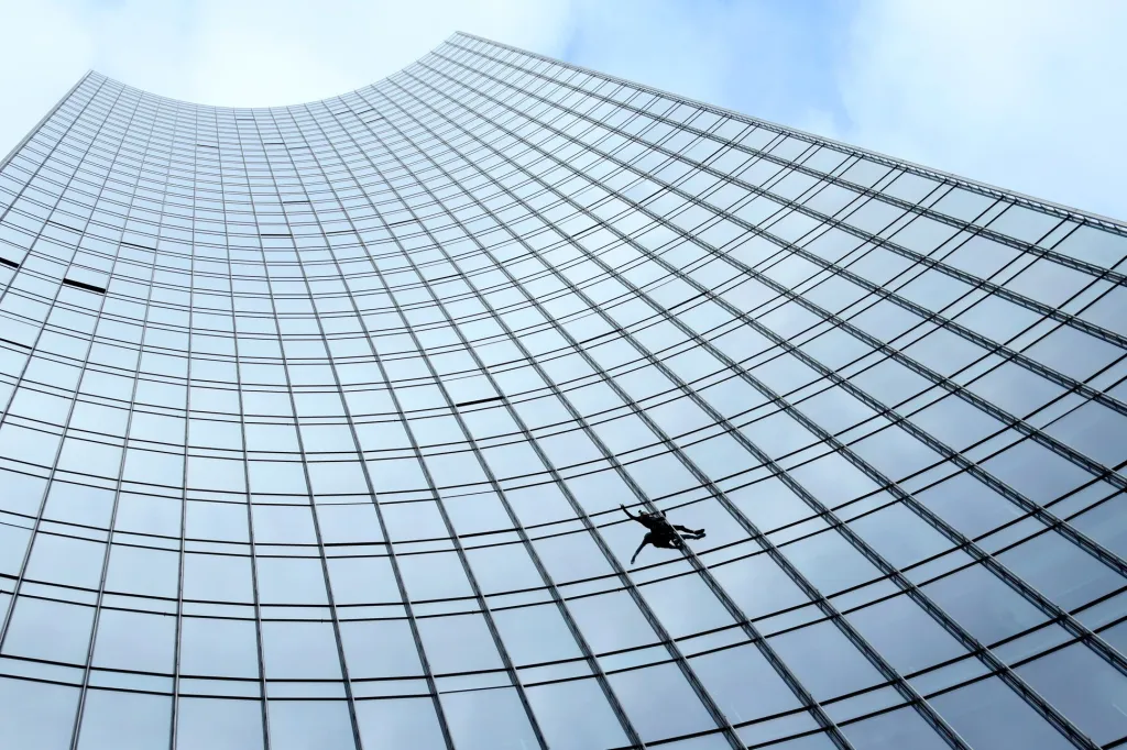 Francouzský horolezec Alain Robert, známý také jako „francouzský Spider-Man“, leze na budovu Skyper ve Frankfurtu v Německu