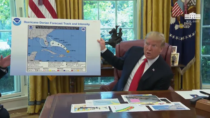 Donald Trump ukazuje fixou upravenou trasu hurikánu Dorian