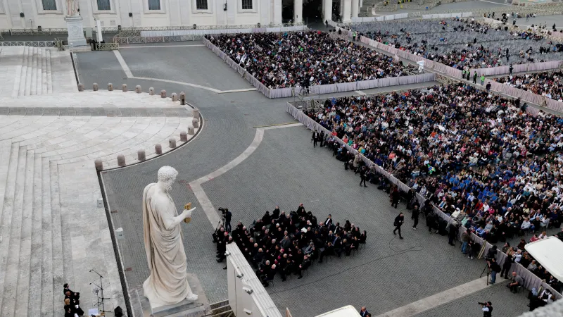 Náměstí ve Vatikánu zaplnily davy lidí