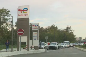 Francii docházejí pohonné hmoty. Vláda kvůli stávce nařídila povolat personál ropné společnosti