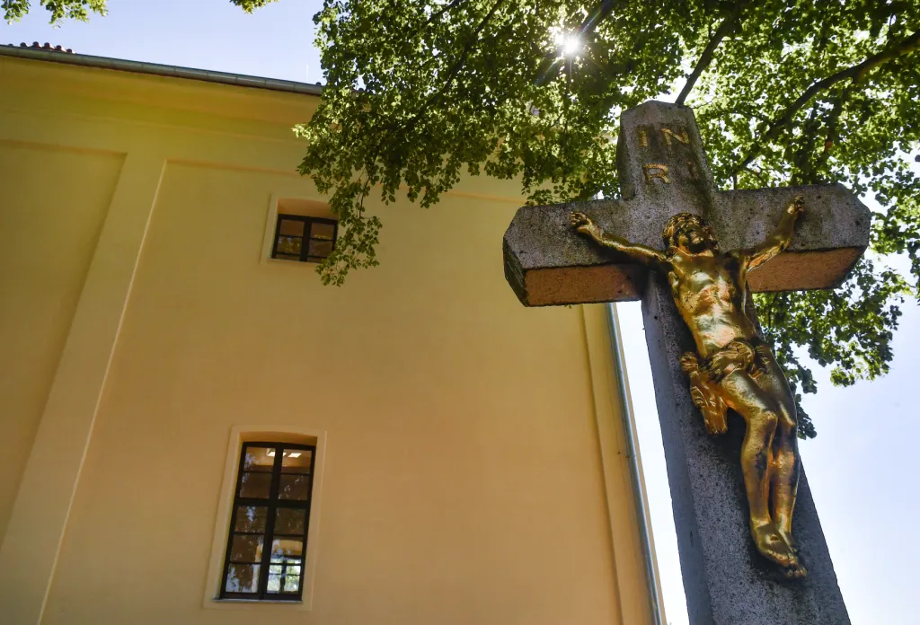 Ostatky 12 lidí vyzvednuté před opravou z hrobky jsou zatím v Muzeu Vysočiny Jihlava, kde se dokončuje zpracování nálezů z průzkumu hrobky. Do hrobky budou pietně uloženy na podzim, zatím jsou v kryptě jen prázdné schránky se štítky s daty a jmény zemřelých