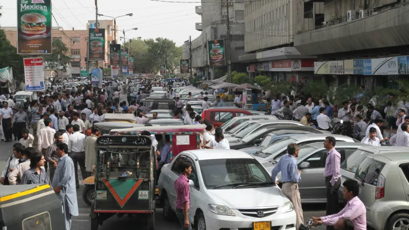 Lidé v Karáčí opustili kvůli otřesům budovy
