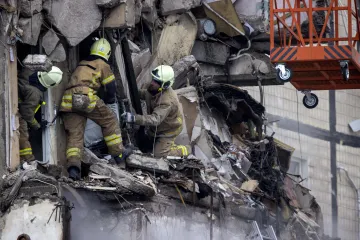 Rusko intenzivně ostřeluje Chersonskou oblast. Přibývá obětí zásahu domu v Dnipru