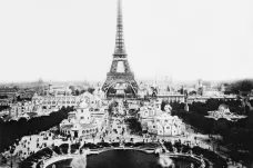 Od monstrózní a neužitečné stavby po ikonu. Eiffelova „Železná lady“ slaví 130 let