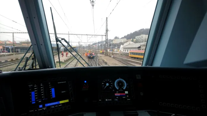 Pohled z kabiny vlaku RegioJetu – od drezíny ho dělilo 37 metrů