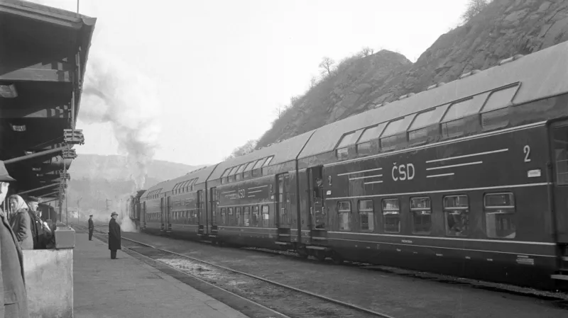Trať Praha–Beroun byla jednou z těch, kde začaly počátkem 60. let jezdit velkokapacitní patrové soupravy.