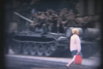 Fin 50 let schovával záběry prvních hodin invaze do ČSSR. Jeho vláda se bála velkého medvěda na východě