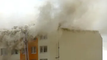 Požár panelového domu v Nových Butovicích