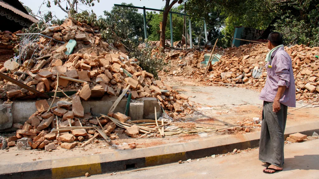 Trosky obydlí ve městě Amarapura