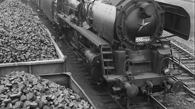 Snímek z roku 1960 dokládá leccos. Jednak ochotu fotografa Šarocha vylézt na nákladní vůz, ale hlavně podobu železniční dopravy v té době. Parní lokomotivy měly stále hlavní slovo a kralovaly mezi nimi nákladní stroje řady 556.0. Zároveň kolejím stále vládlo těžkotonážní hnutí inspirované sovětskými vzory. Šlo o to sestavit a odvézt co nejtěžší vlak překračující normy. Z provozního hlediska to bylo značně diskutabilní, protože těžkotonážním vlakům museli výpravčí dávat absolutní přednost (nevešl