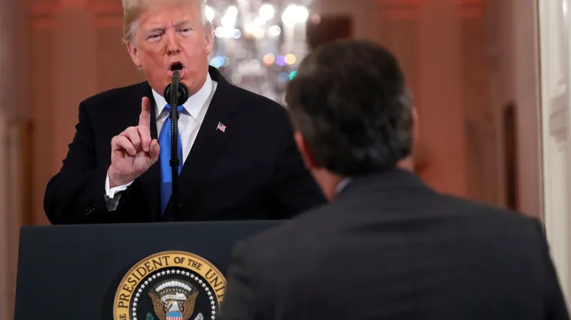 Donald Trump během sporu s reportérem CNN Jimem Acostou