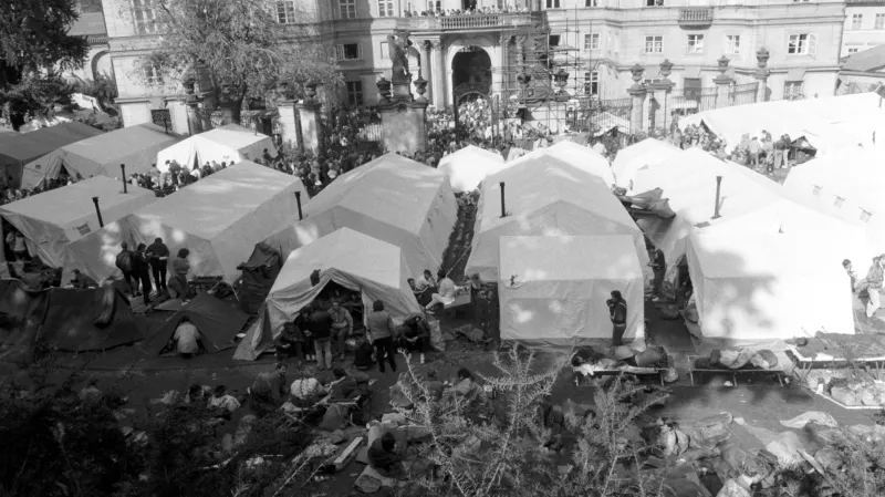Východoněmečtí uprchlíci na západoněmecké ambasádě na podzim 1989