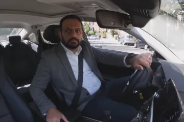 Před rokem řídil finance Afghánistánu. Nyní řídí taxi po ulicích Washingtonu