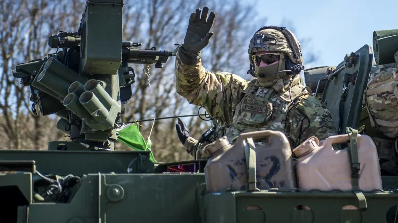 Američtí a britští vojáci projeli Českem