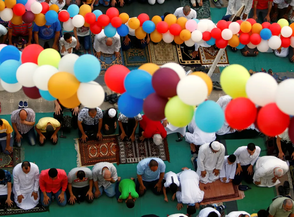 Veřejné parky v Káhiře vyzdobily balónky, pod kterými se modlí muslimové před vypuknutím svátku Eid al-Fitr