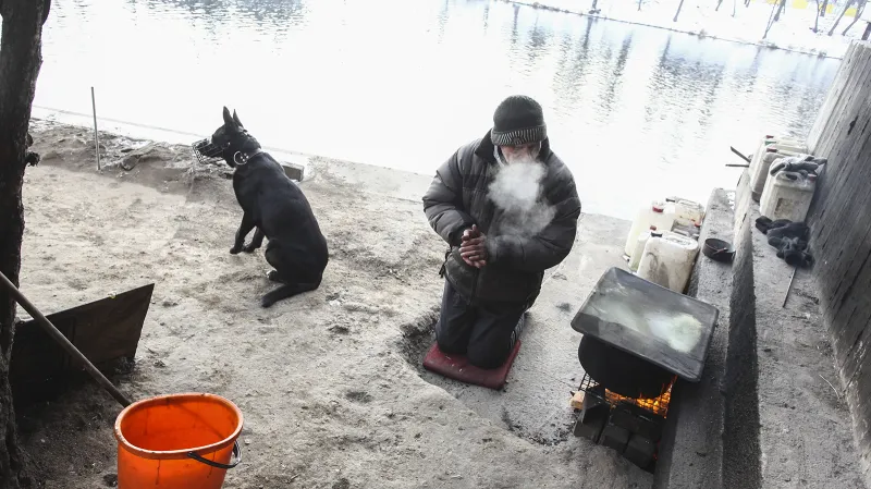 Dnes nad ránem spadla teplota v Praze 7 na –13°C. Jak přežívá tyto mrazy bezdomovec, který získal od radnice ocenění za záchranu lidského života?