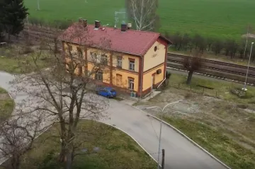 Železničáři nabízejí výpravní budovy k pronájmu. Zjišťují, jaké služby by mohli v objektech podnikatelé nabízet