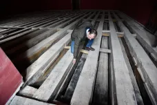 Na dřevěné trámy pod podlahou obrazárny v Kroměříži opět padá světlo. Jsou v překvapivě dobrém stavu