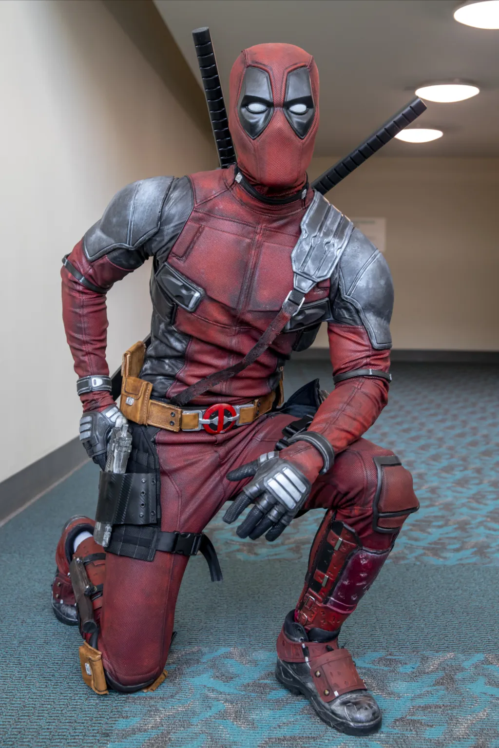 Kyle Knox pózuje v převleku Deadpoola, hrdiny proslulého hlavně nekorektním humorem