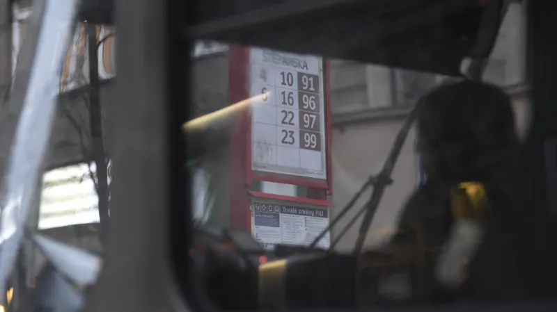 Noční linky v Praze jsou nově v číselné sérii 90–99 (tramvaje) a 900–999 (autobusy). Dříve začínaly noční linky pětkou.