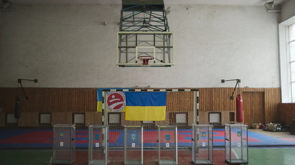Prázdná volební místnost v Mariupolu