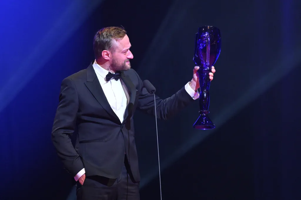 Thálie za činohru (muži): Petr Panzenberger má cenu za výkon v inscenaci Perníkář (Divadlo Studio G). "Přál bych si, abychom my lidi měli o nějaké zrníčko pravdy a lásky na jedné misce vah života víc než na té druhé," řekl při poděkování