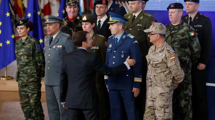 Emmanuel Macron zdraví představitele armád sdružených v PESCO