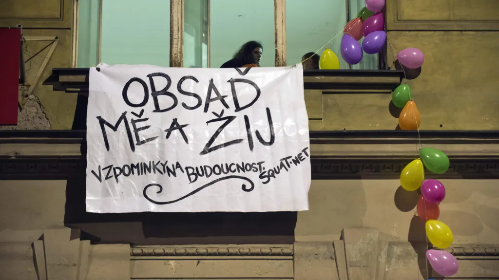 Squatteři obsadili čtyřpatrový dům v centru Prahy