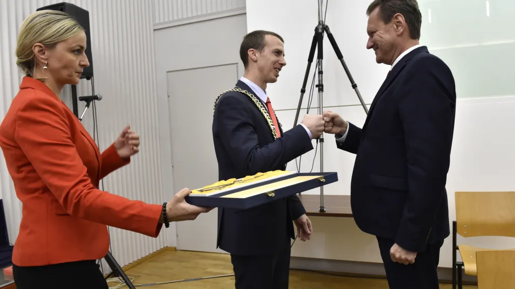 Nový primátor Zlína Jiří Korec z ANO (vlevo) a odstupující primátor Miroslav Adámek ze STAN (vpravo)
