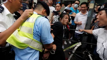 Policisté zadržují demonstrující během protestu
