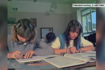 Učitelé museli hlídat u kostelů a zapisovat své žáky. Vědci mapují život pedagogů za socialismu