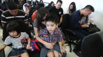 Rodiny pasažérů z malajsijského letounu čekají na zprávy