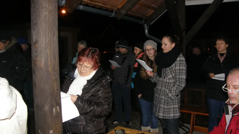 Zpívání vánočních koled v Kololeči